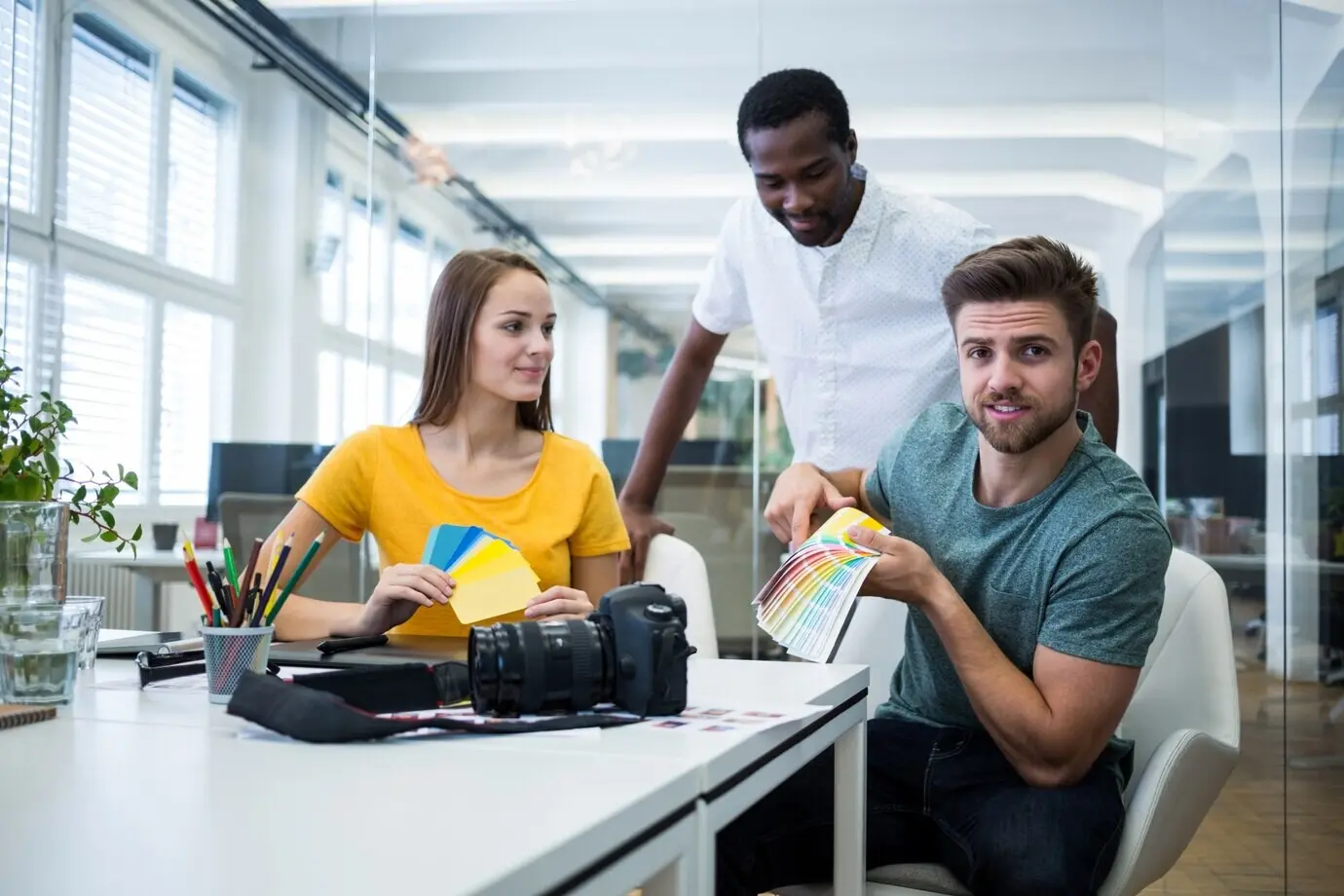 Grafikdesigner präsentiert ein Farbmuster
