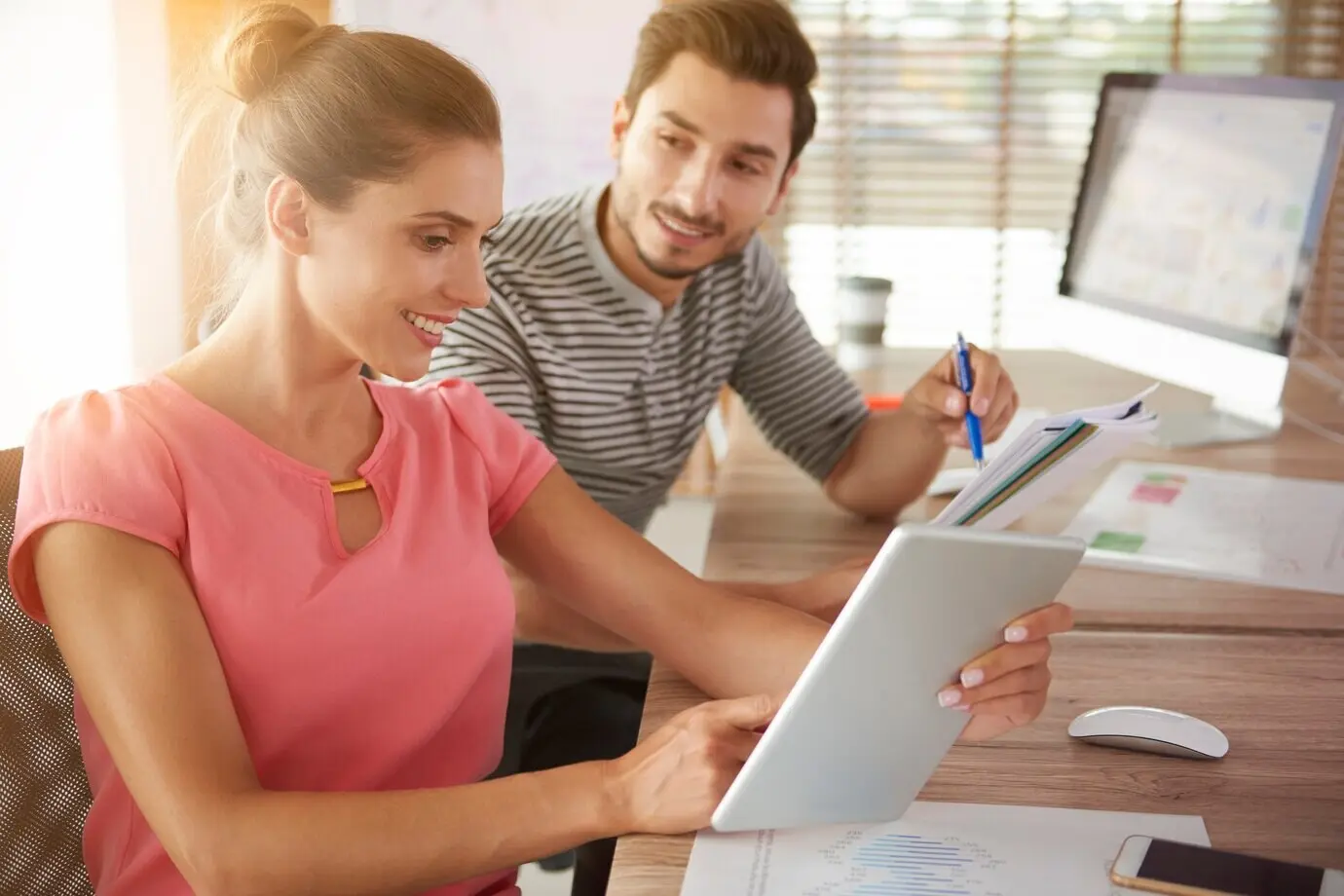 Ein Mann und eine Frau arbeiten im Büro.