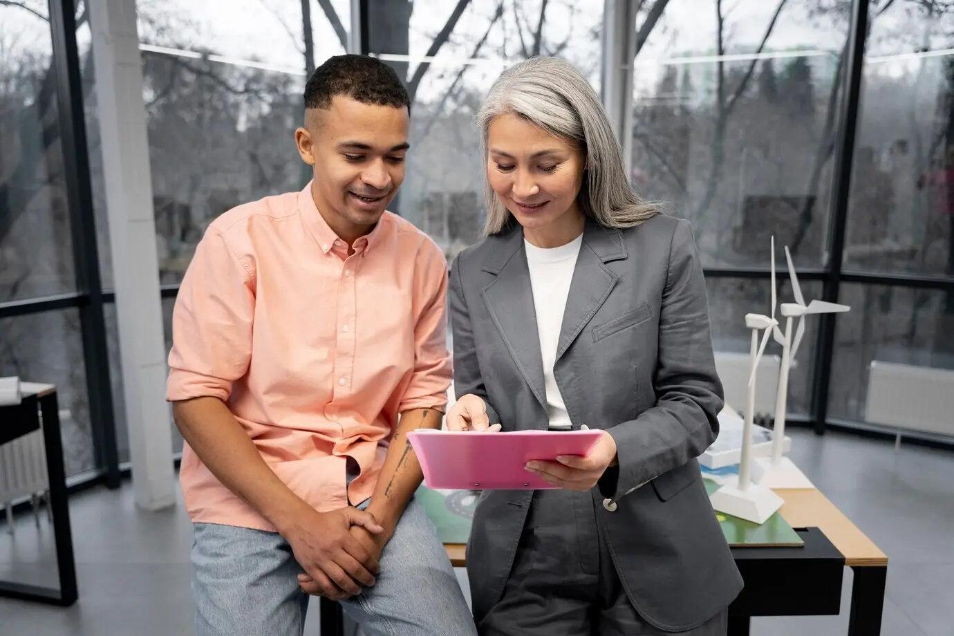 Geschäftsperson bei der Planung für alternative Energien